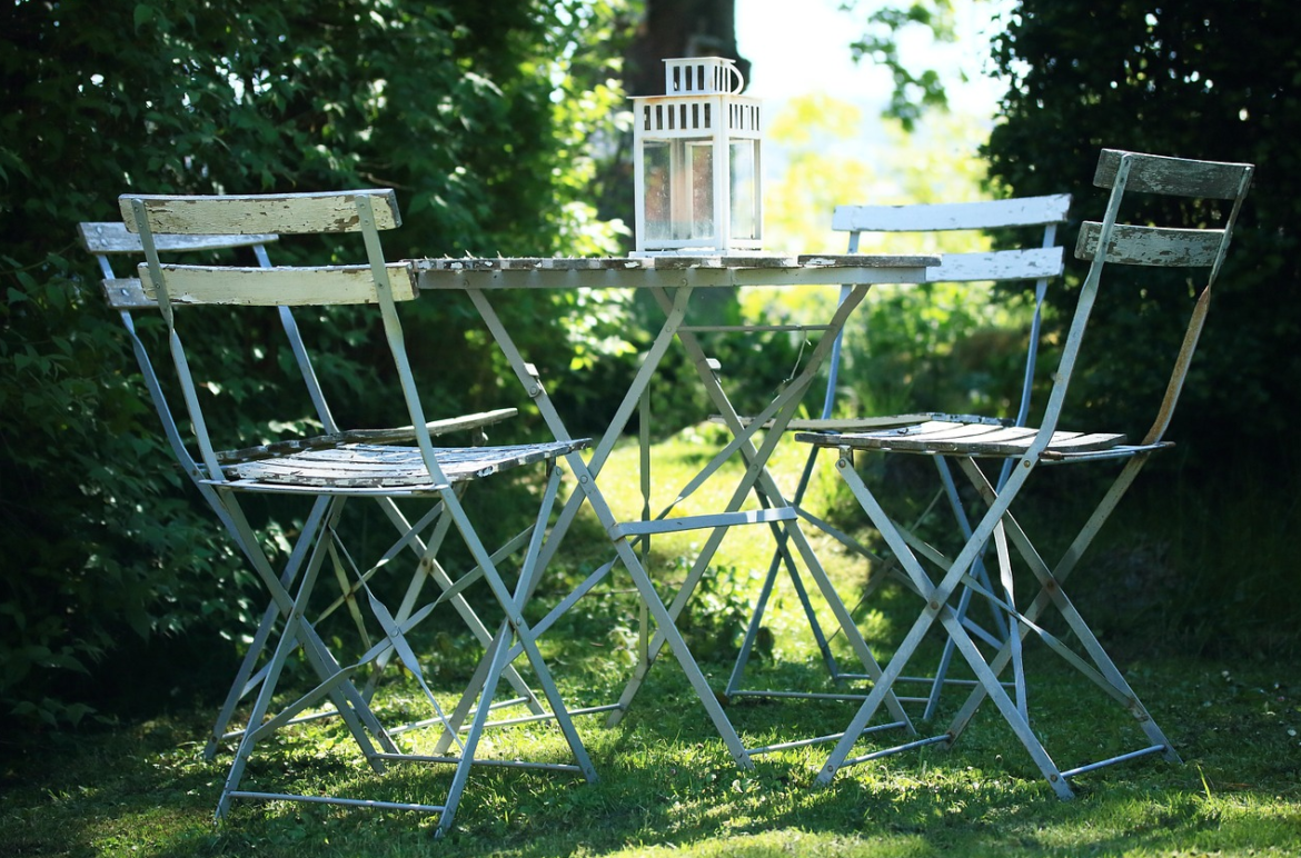 Hogyan készítsük fel a kerti bútorokat a télre?