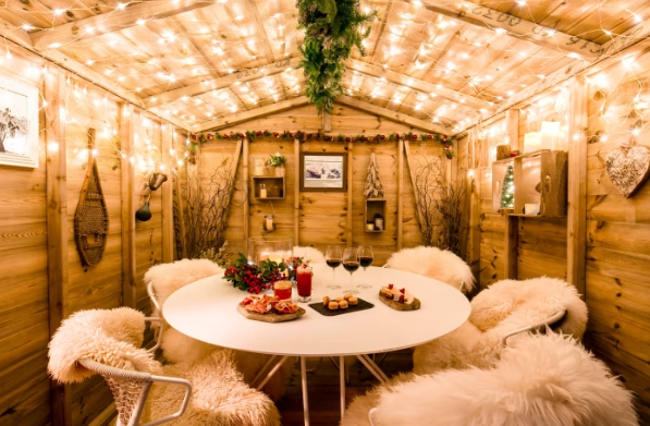 Kerti kisház hangulatosan berendezve növeli a meghitt hangulatot.