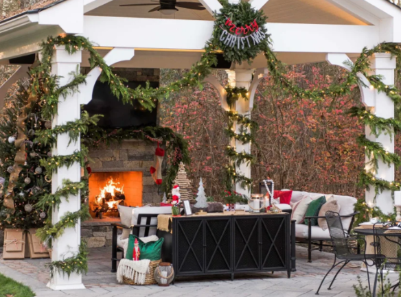 A hangulatosan feldíszített terasz egy küldtéri túzhellyel mágikus hatást kelt.