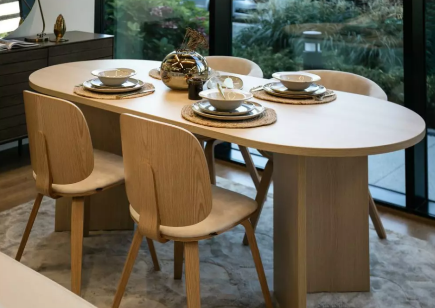 Étkezőasztal négy székkel, megterített vendéváró asztal