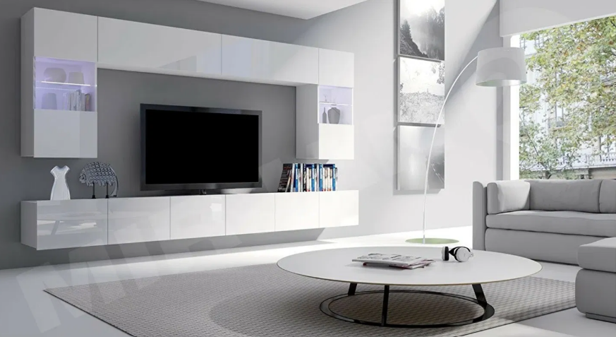 Minimalista bútor, fehér nappali kör alakú dohányzóasztallal, kanapéval