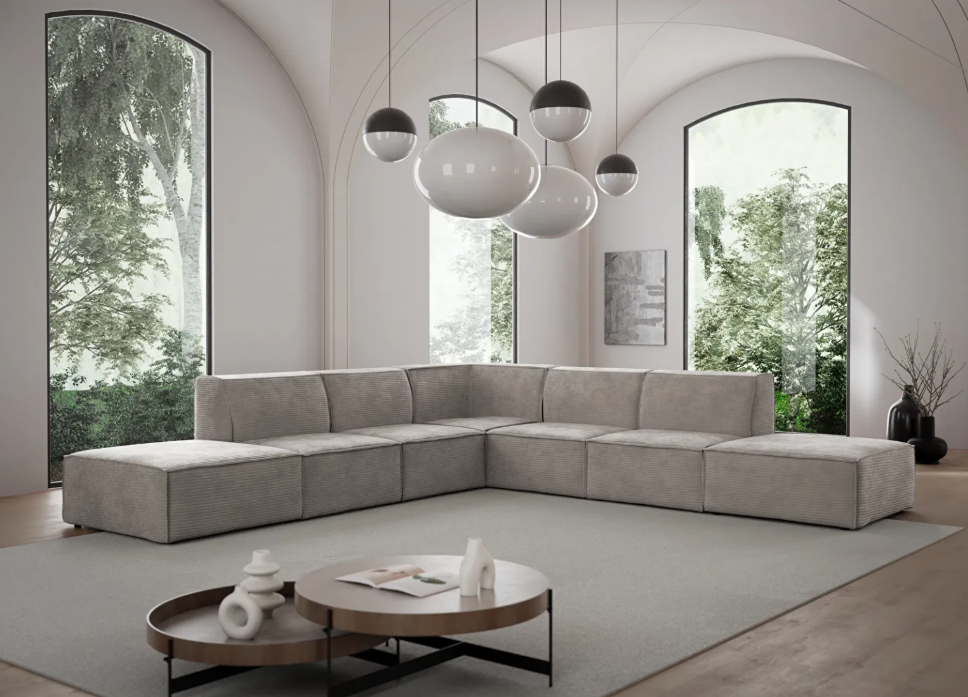 Világosszürke L alakú kanapé, modern fehér csillárral, kényelmesen elfér mindenki