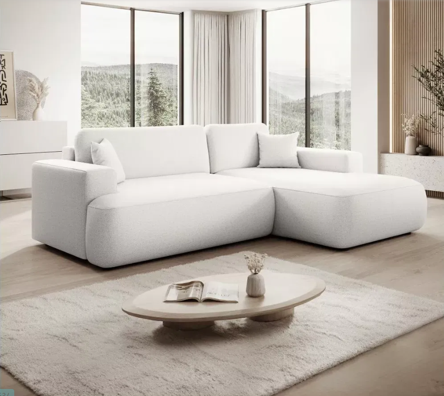 A bútor színeinek hatása - Fehér kanapé tágas térben, dohányzóasztallal