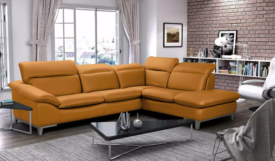 Megfelelő bútorok allegiásoknak - mustárszínű rendkívüli kanapé, a nappali központi eleme