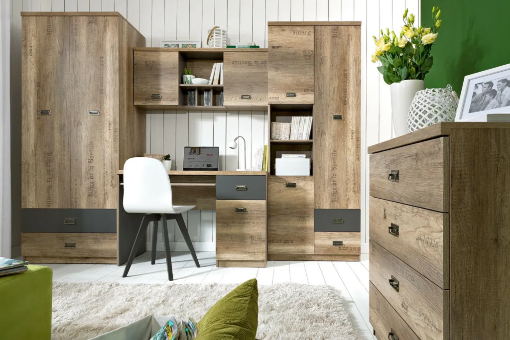 Diákszoba fehér székkel